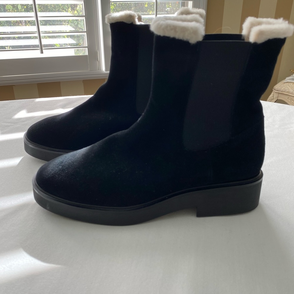 Stuart Weizman NWT Black suede booties.